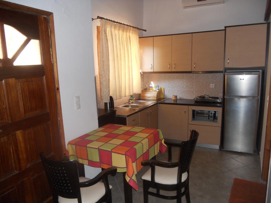 Nadia Apartments Митимна Стая снимка